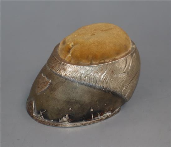 An Edwardian silver mounted horses hoof pin cushion, Latham & Morton, Birmingham, 1909, height 8cm.